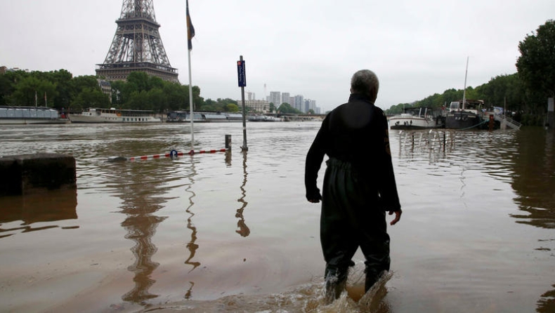 Κλείνει το Λούβρο στο πλημμυρισμένο Παρίσι (pics & vid)