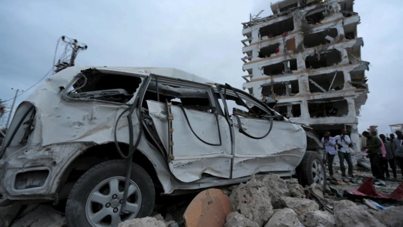 Πολύνεκρη επίθεση βομβιστή-καμικάζι στη Σομαλία
