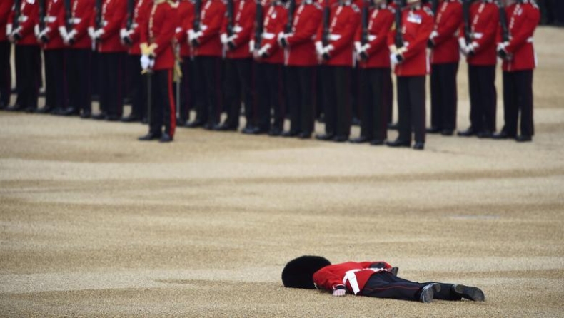 Ο φρουρός που χάλασε τα γενέθλια της βασίλισσας: Επεσε ξερός (pics)