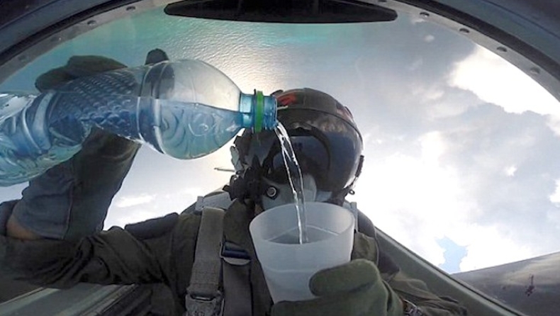 Πιλότος μαχητικού πίνει νερό ενώ κάνει ελιγμούς (pics & vid)
