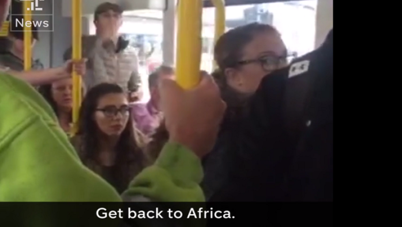 Σοκαριστικό ρατσιστικό επεισόδιο σε λεωφορείο στην Αγγλία (vid)