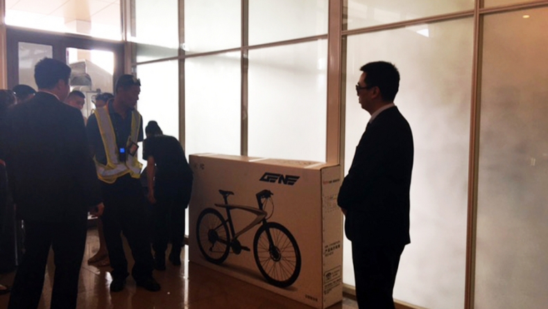 Ο Κινέζος Πρωθυπουργός χάρισε στον Τσίπρα ποδήλατο (pics)
