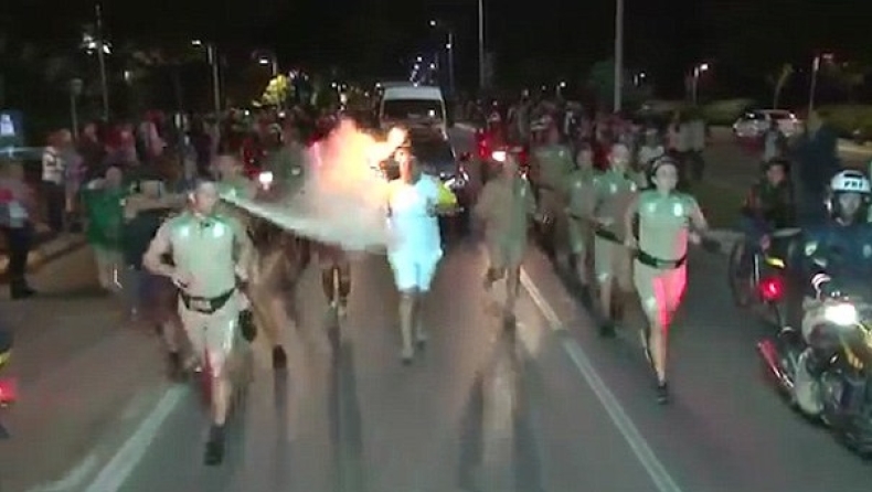Διαδηλωτής προσπάθησε να σβήσει την Ολυμπιακή Φλόγα! (vid)