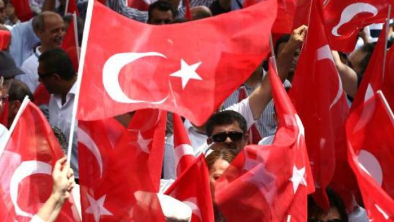 Το 32% των Τούρκων πιστεύει ότι ο Ερντογάν σκηνοθέτησε το πραξικόπημα
