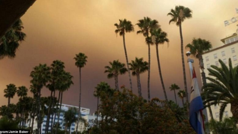 Σκοτείνιασε το Λος Άντζελες από τις πυρκαγιές (pics)