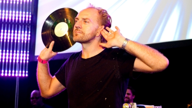 Κολλημένος με την μπάλα: Διάσημος DJ παίζει σε φεστιβάλ, βλέποντας Euro (pics)