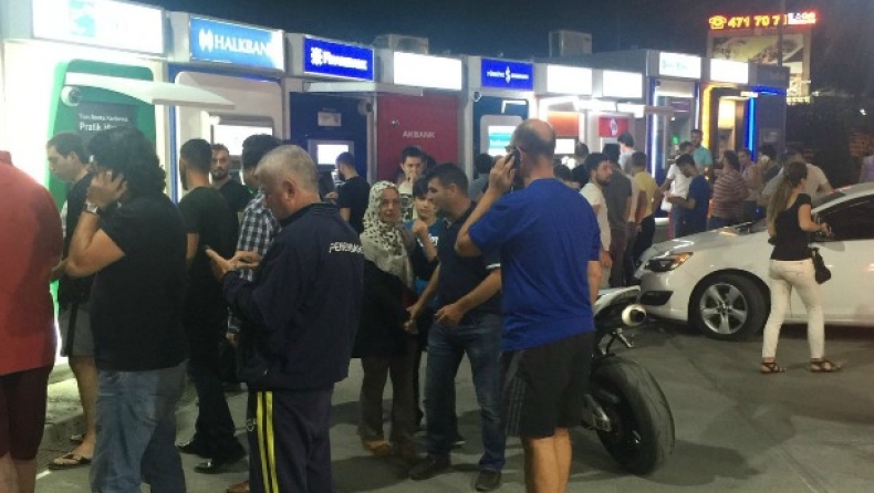 Συρρέουν στα ΑΤΜ και τα πρατήρια βενζίνης στην Τουρκία