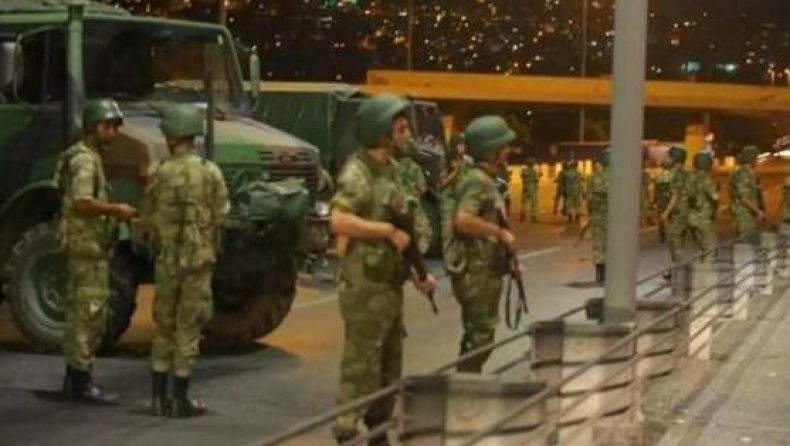 Ζωντανή εικόνα: Εισβολή στρατιωτών στο CNN Τουρκίας - Ακούγονται πυροβολισμοί (pic&vid)
