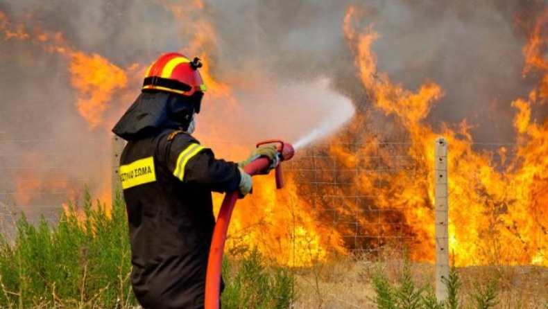 Θα περάσουν μέρες για να τεθεί υπό έλεγχο η φωτιά στην Κρήτη (vid)