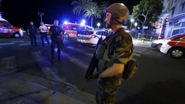 LIVE: Ο στρατός βγήκε στους δρόμους της Νίκαιας (pics)