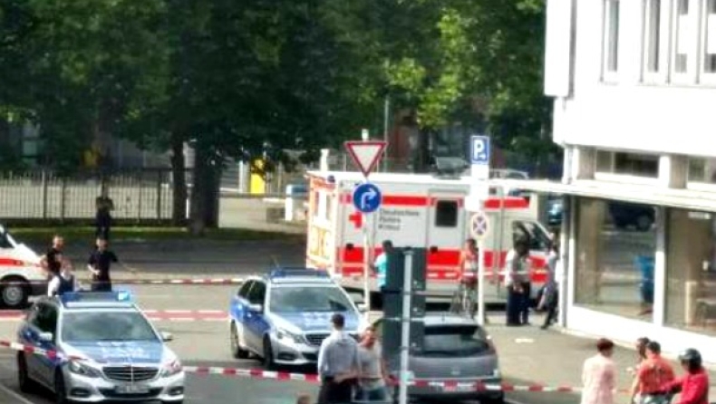 Μια νεκρή και δυο τραυματίες από επίθεση άνδρα με μαχαίρι κοντά στη Στουτγάρδη (pics)