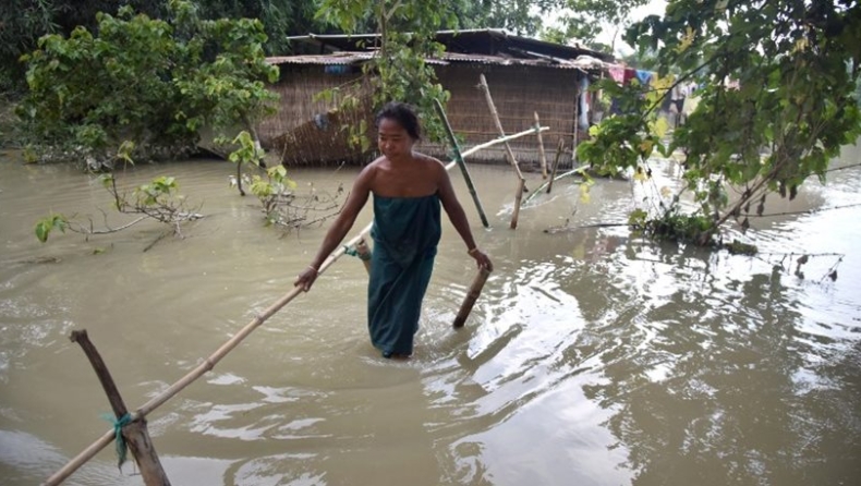 Τουλάχιστον 50 νεκροί στις πλημμύρες από τους μουσώνες