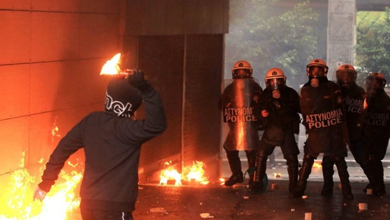 Επίθεση με μολότοφ εναντίων αστυνομικών στο κέντρο της Αθήνας