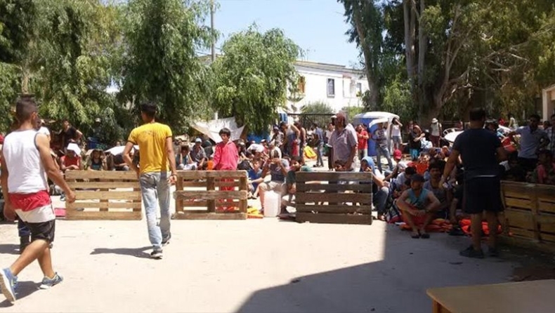 Έριξαν «φέσι» 200.00 ευρώ για τα συσσίτια των προσφύγων στην Λέρο