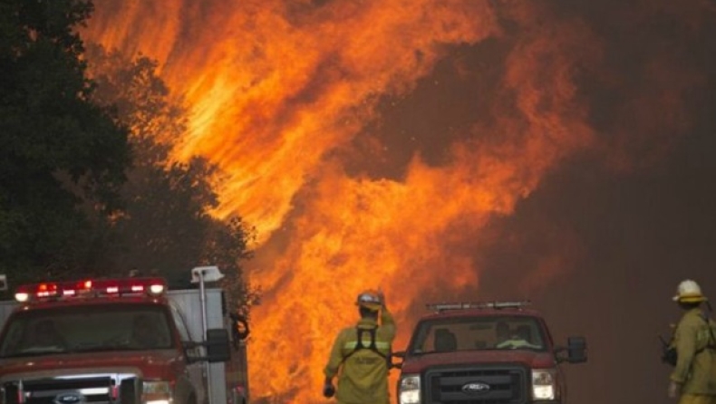 Ανεξέλεγκτη η φωτιά στην Καλιφόρνια