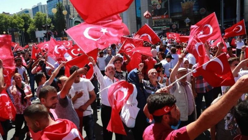 «Πουλάνε» σαν... ζεστό ψωμί οι τουρκικές σημαίες μετά το πραξικόπημα!