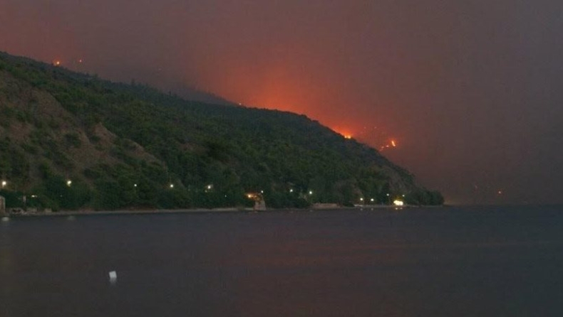 Βόρεια Εύβοια: Μία ανάσα από τη Λίμνη η φωτιά - Έτοιμες για εκκένωση οι αρχές (pics)