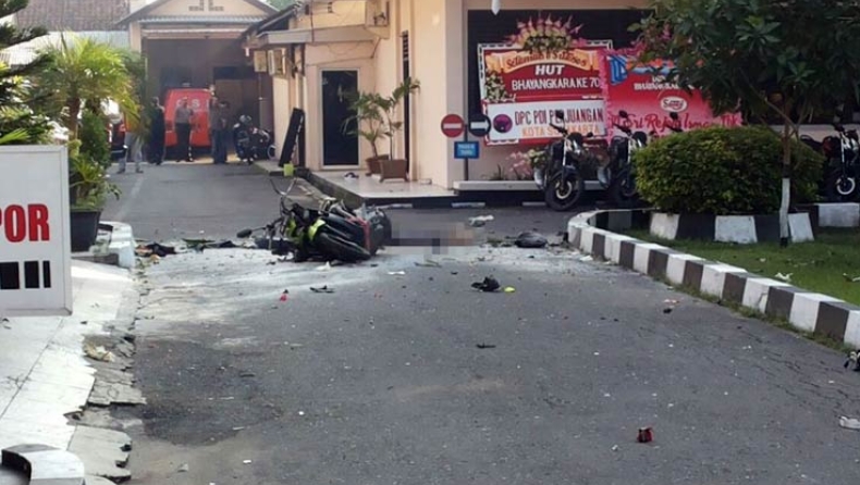 Επίθεση αυτοκτονίας σε αστυνομικό τμήμα στην Ινδονησία