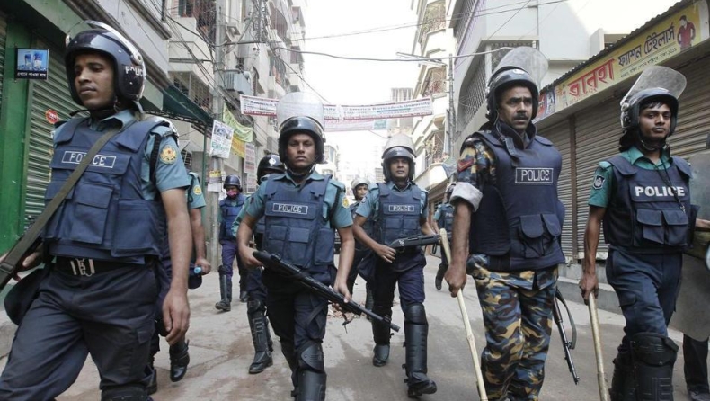 Συμβαίνει τώρα: Ένοπλοι κρατούν ομήρους σε εστιατόριο στο Μπαγκλαντές