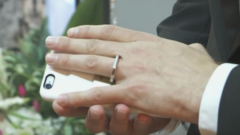 Ένας τύπος παντρεύτηκε το iPhone του στο Λας Βέγκας (vid)