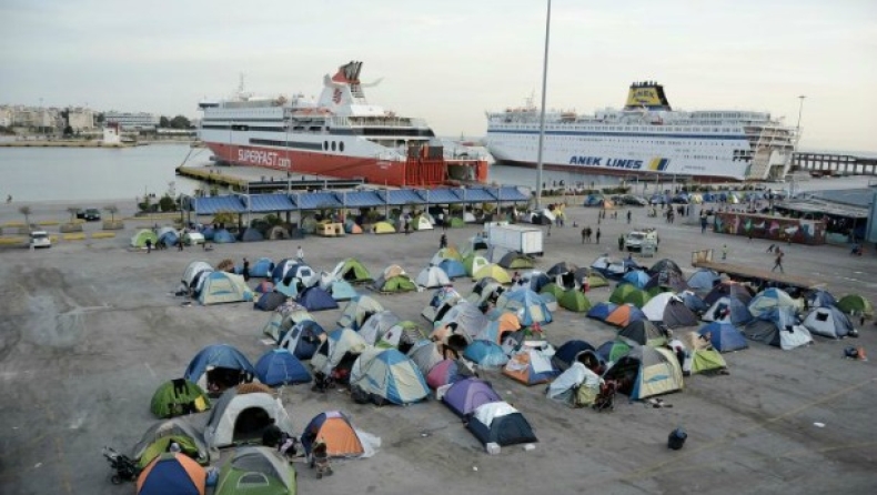 Έφυγαν οι πρόσφυγες από λιμάνι του Πειραιά