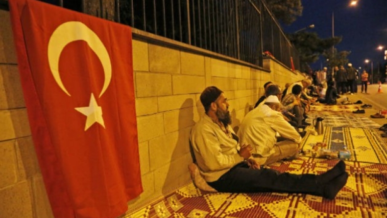 Οπαδοί του Ερντογάν ξενυχτούν έξω από το γραφείο του στην Αγκυρα