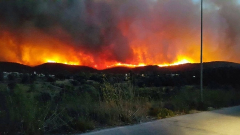 Καίγεται η Χίος: Εκκενώθηκαν χωριά (pics & vid)
