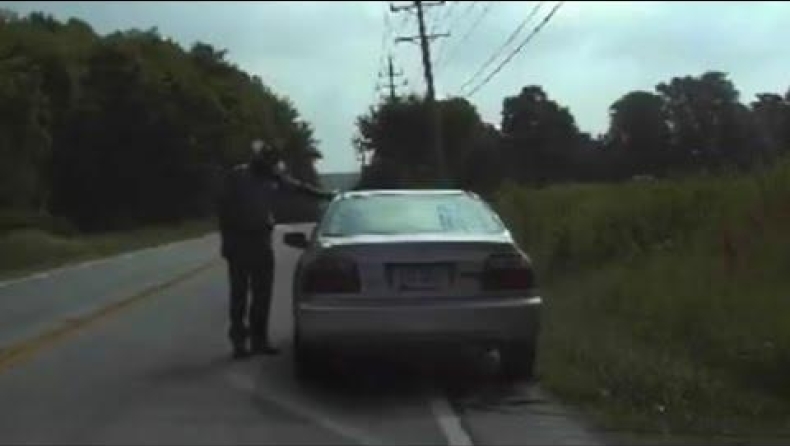 Αστυνομικός της τροχαίας χτυπιέται από αυτοκίνητο, «απογειώνεται» και… τη γλυτώνει! (vid)