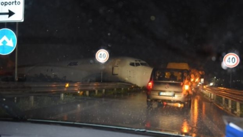 Αεροσκάφος βγήκε από τον διάδρομο και προσγειώθηκε... στην εθνική (pic)