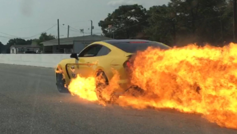 Στις φλόγες μία Mustang GT350 (pics)