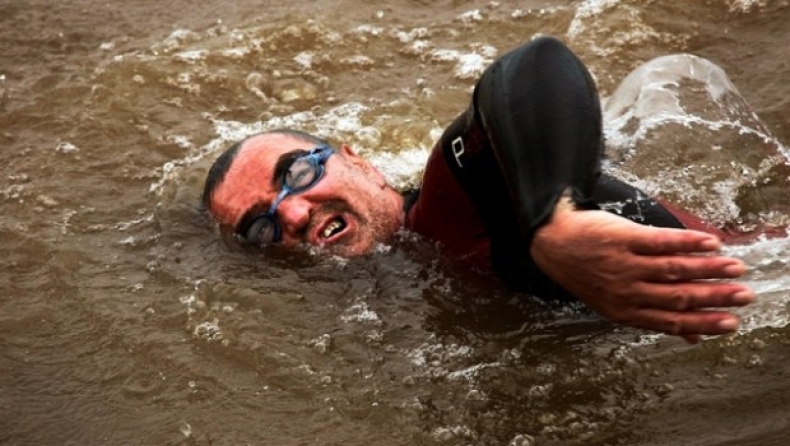 Ο άνθρωπος που κολύμπησε τον Αμαζόνιο και δέχτηκε επίθεση από πιράγχας! (vid)