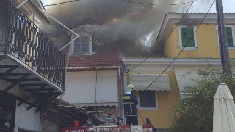 Φωτιά στη Λευκάδα: Καίγονται σπίτια στο κέντρο της πόλης (pics & vid)