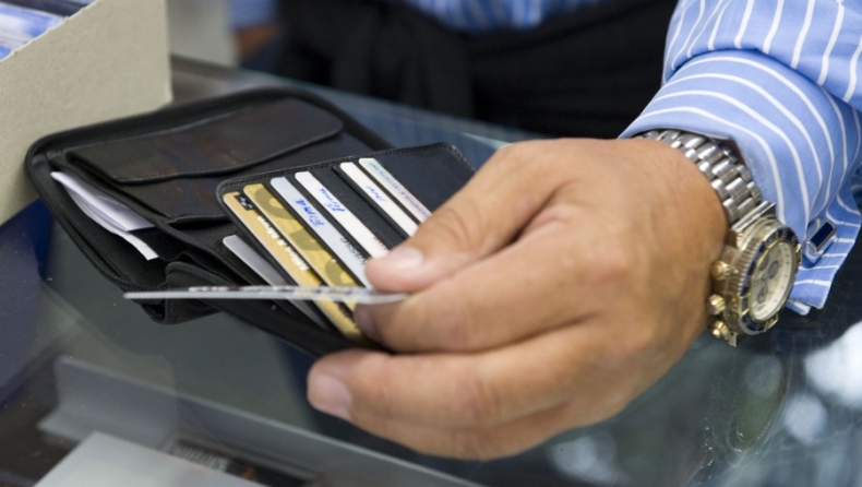 Τα μνημόνια «εξαφάνισαν» τις πιστωτικές – Πόσοι διαθέτουν κάρτα σήμερα