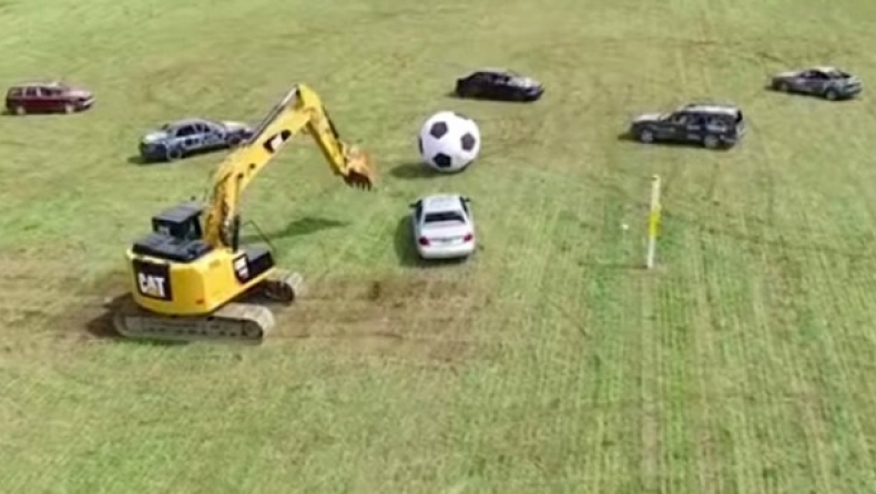 Ο μοναδικός αγώνας ποδοσφαίρου με αυτοκίνητα για παίκτες (vid)