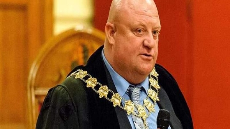 Δήμαρχος στην Μ.Βρετανία πιάστηκε να κάνει κόκα στην τουαλέτα (vid)
