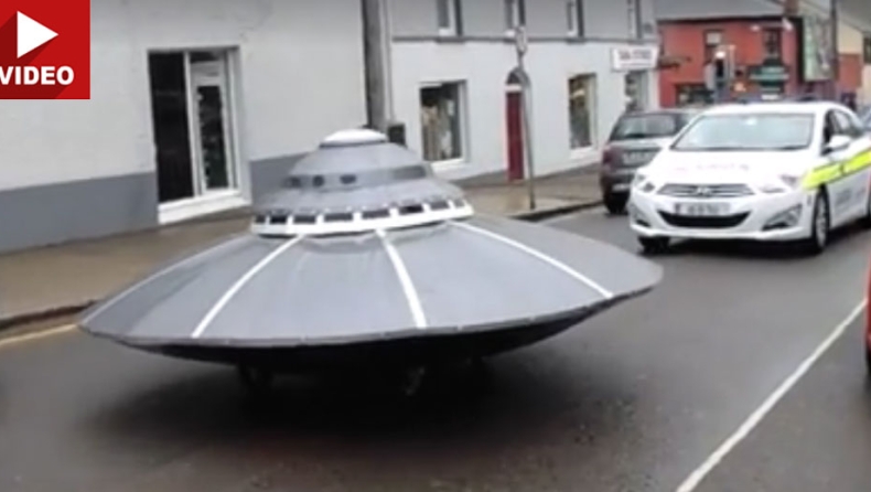 Συνοδεύουν εξωγήινους στην Ιρλανδία! (vid)