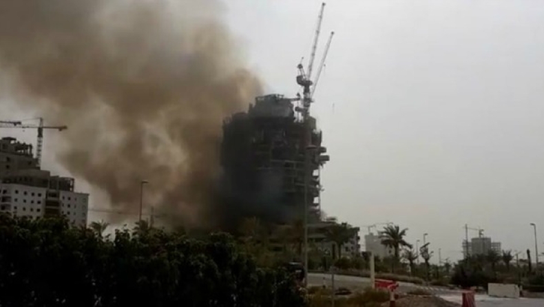 Πήρε φωτιά ουρανοξύστης στο Ντουμπάι (vid)