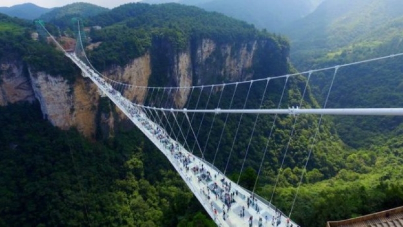 Ανοιχτή η ψηλότερη γυάλινη γέφυρα στον κόσμο (vid)