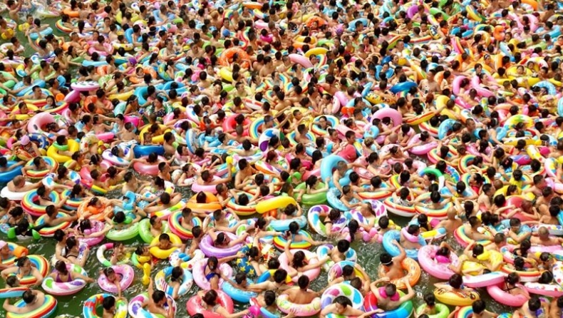 6.000 Κινέζοι σε μια πισίνα για να αποφύγουν τον καύσωνα! (pics)