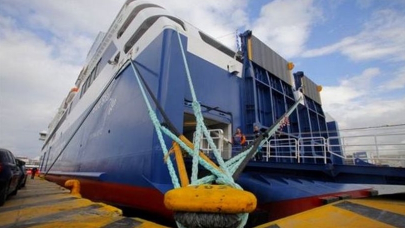 Δεμένα τα πλοία στα λιμάνια: Κυκλοφοριακό κομφούζιο στον Πειραιά