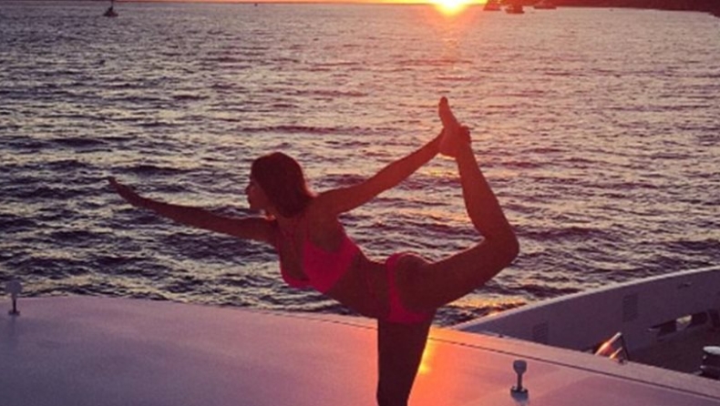 Nicole Scherzinger: Κάνει γιόγκα φορώντας μόνο το μαγιό της (pics)