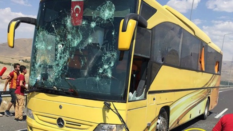 Οπαδοί της Γαλατά έσπασαν το λεωφορείο της Μπεσίκτας! (vids)