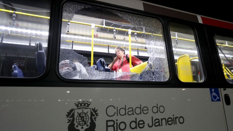 Πυροβολισμοί σε λεωφορείο με δημοσιογράφους στο Ρίο (Pics)