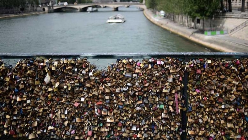 Πιο σκληρά μέτρα για τα λουκέτα της αγάπης στο Παρίσι