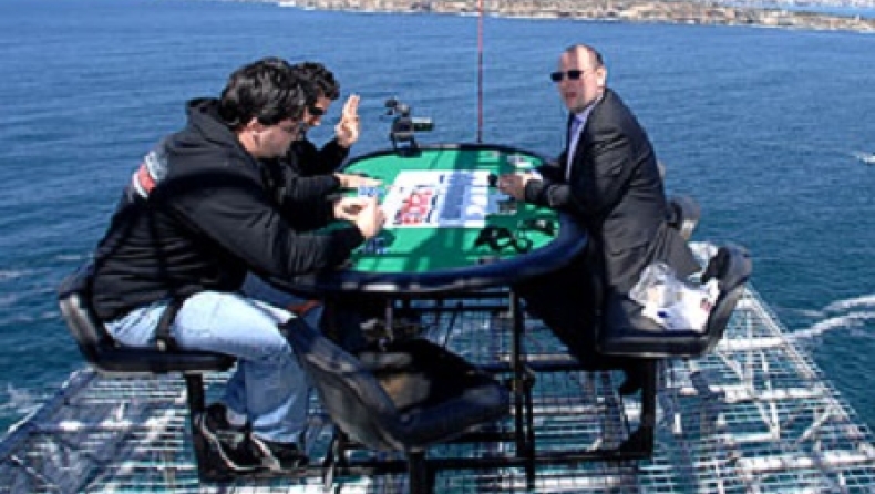 Video: Έπαιξαν πόκερ σε πλατφόρμα που κρεμόταν πάνω από τον ωκεανό