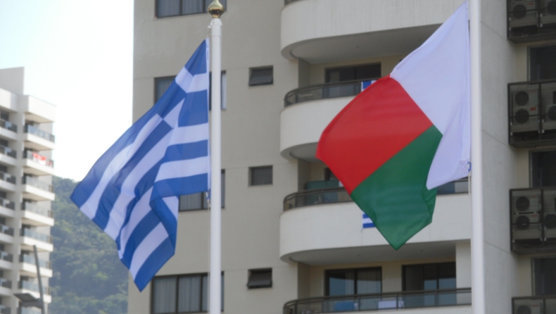 Η ελληνική σημαία κυματίζει στο Ρίο! (pics & vids)