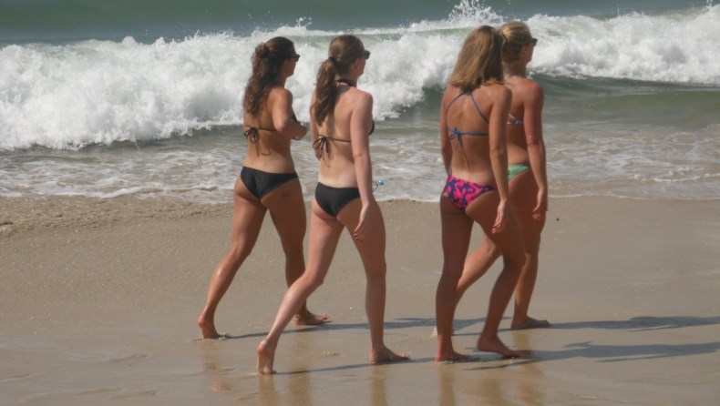 Oι Βραζιλιάνες βγήκαν παραλία... (pics)