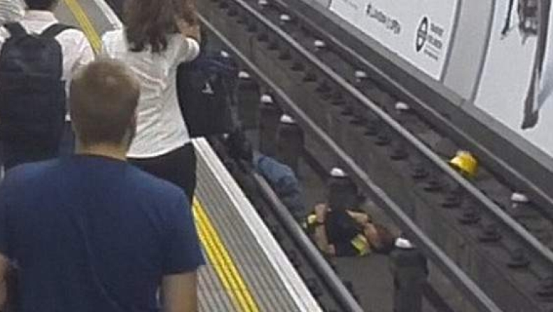 Βούτηξε στις γραμμές του μετρό να σώσει συνεπιβάτη του! [pics]