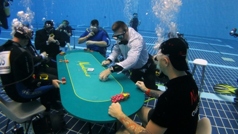 Φιλανθρωπικό τουρνουά πόκερ μέσα στη... θάλασσα