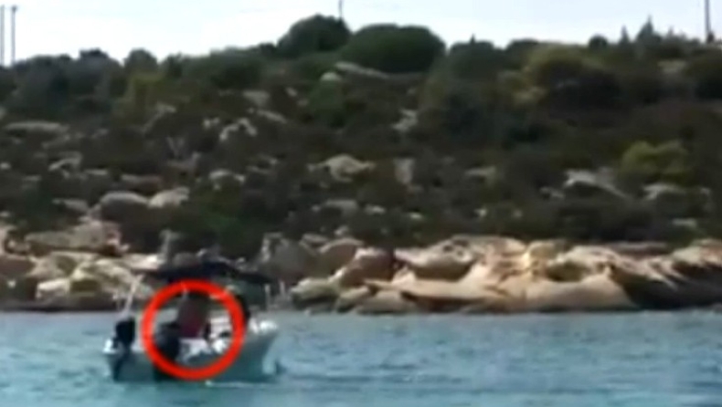 Εξοργιστικό video: 10χρονος στη Χαλκιδική οδηγεί σκάφος!